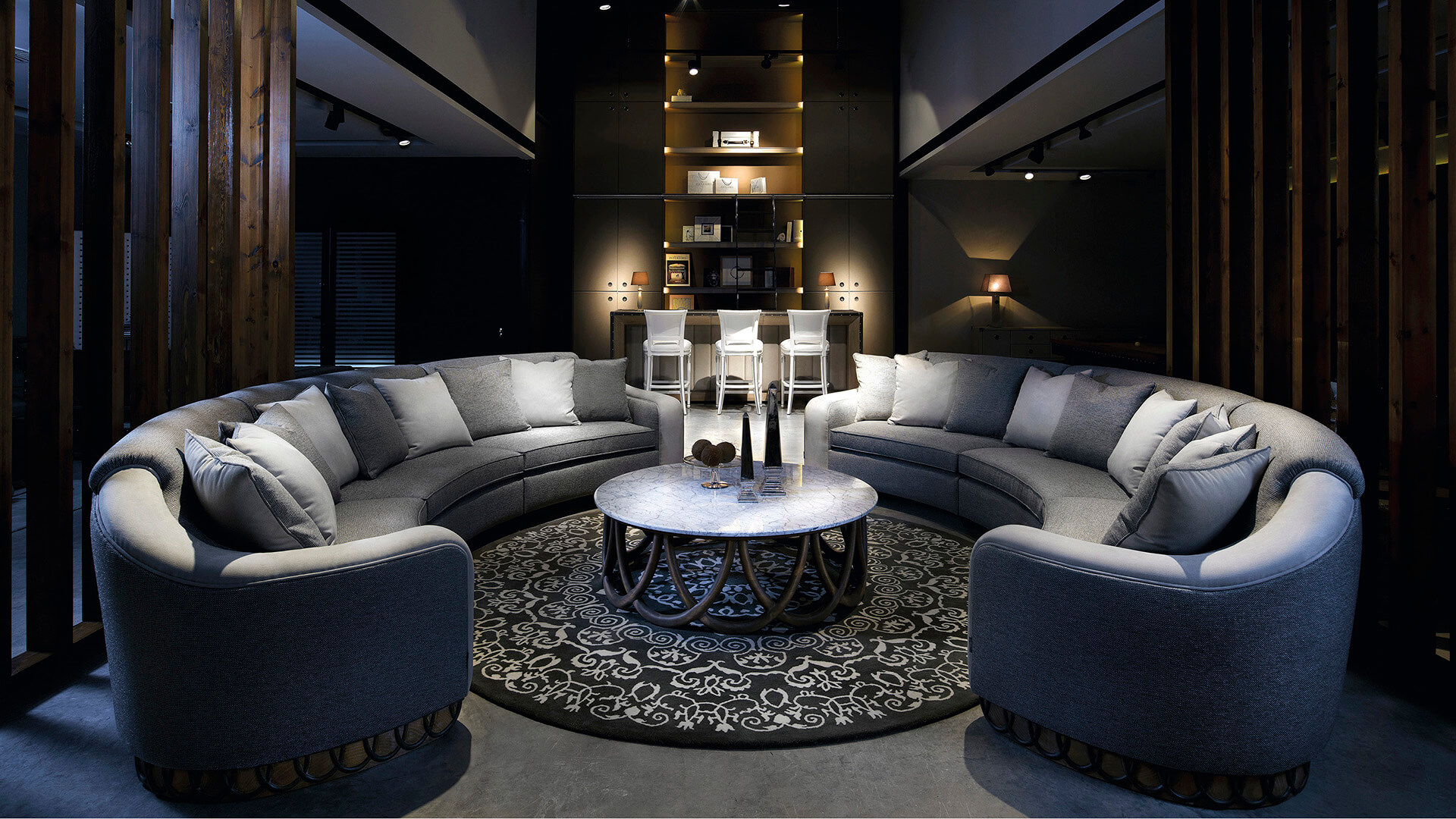 Elegante sala de estar contemporánea con sofá curvo y mesa centro de mármol.