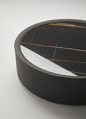 Mesa fabricada con piel y porcelánico, una combinación de materiales caprichosa para crear muebles de estilo contemporáneo de lujo.