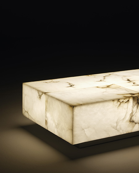Mesa centro Yaiza fabricada en piedra natural, el alabastro permite pasar la luz creando un ambiente sereno.