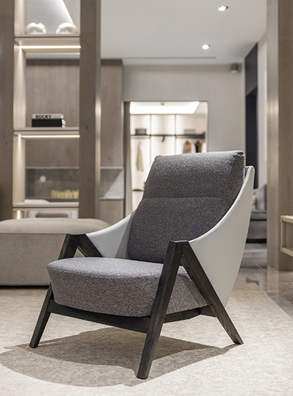 Sillón Falcon tapizado en piel y terciopelo, un asiento cómodo y elegante que pertenece a la colección Evolution de Alexandra.