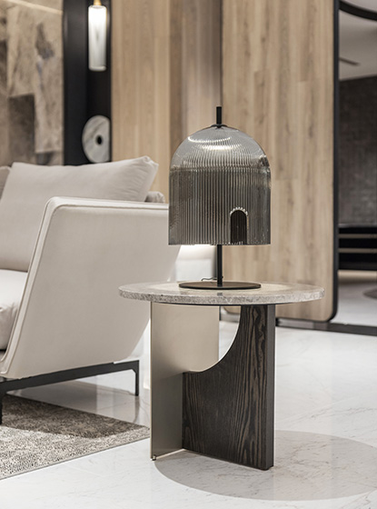 La mesa auxiliar Coro está fabricada combinando materiales nobles como la madera de fresno, el mármol y el metal.