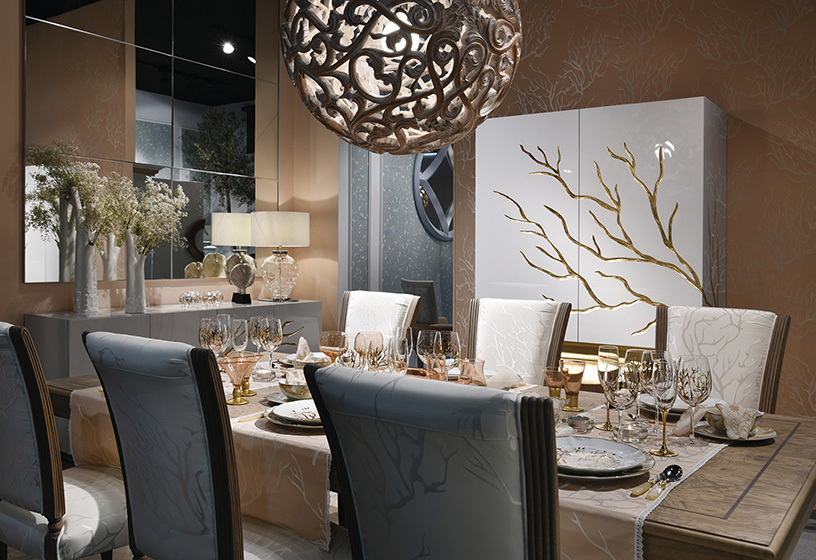 Elegante comedor en tonos blancos y de estilo clásico, con muebles de lujo de Colección Alexandra.
