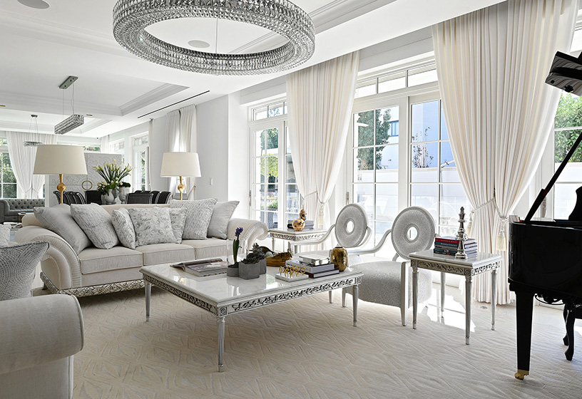 Comedor salón de lujo en tonos blancos con decoración de lujo y muebles de alta calidad de Colección Alexandra.