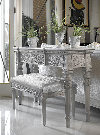 White desk in carved wood, ideal for classic settings that exude luxury and elegance.