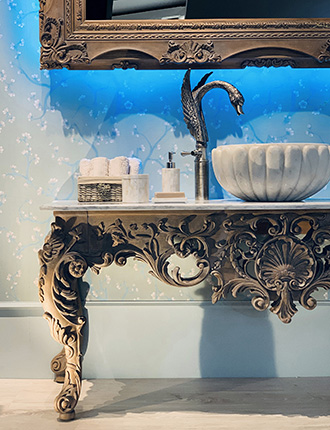 Colección Alexandra también fabrica muebles de baño de lujo de estilo clásico de madera tallada artesanalmente.