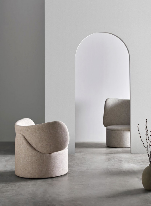 Alexandra has two versions of the Cobra armchair, with high and low backrest.