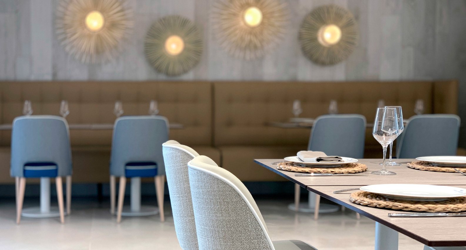 Restaurante moderno con muebles sillas fabricadas a medida por Alexandra con tapizados ignífugos.