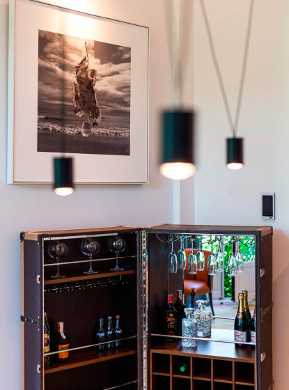 Original mueble bar para hoteles de lujo diseñado y fabricado por Alexandra.