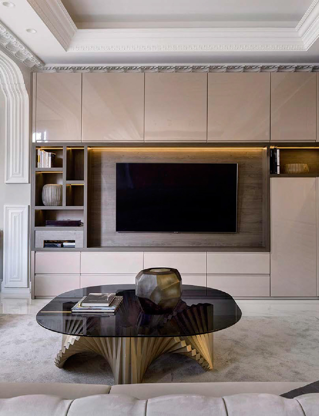 Mueble televisor empotrado en la pared fabricado a medida y personalizado para proyecto de decoración de un piso de alta gama.