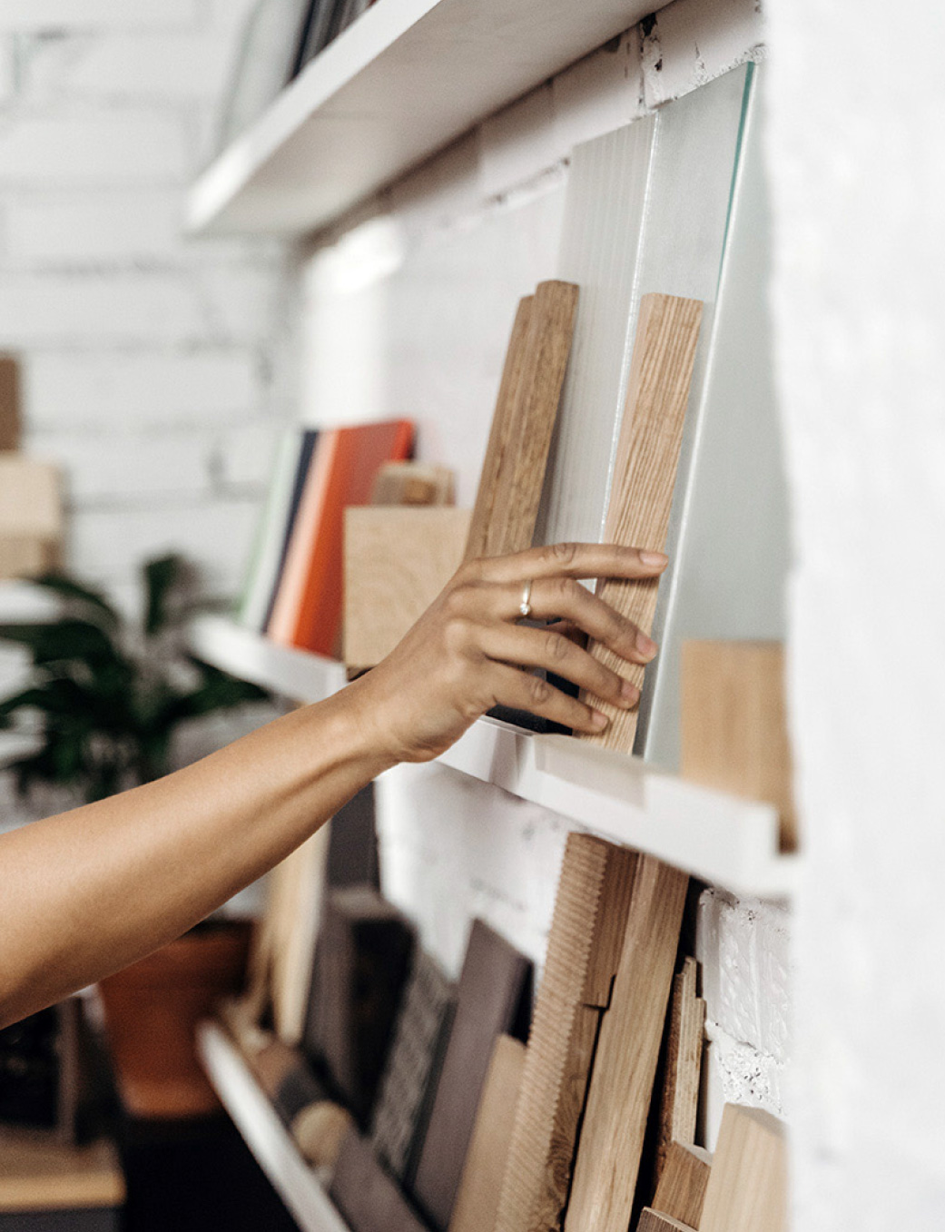 Decorador seleccionando acabados para muebles personalizables de lujo.