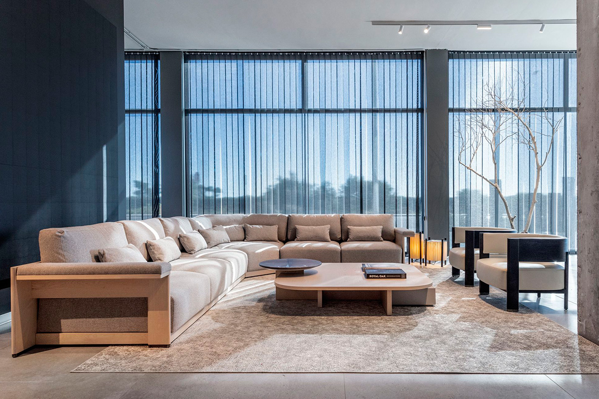 Modern and bright living room with the large L-shaped Jude sofa, contemporary armchairs and Estrato coffee table, design by Francesc Rifé.