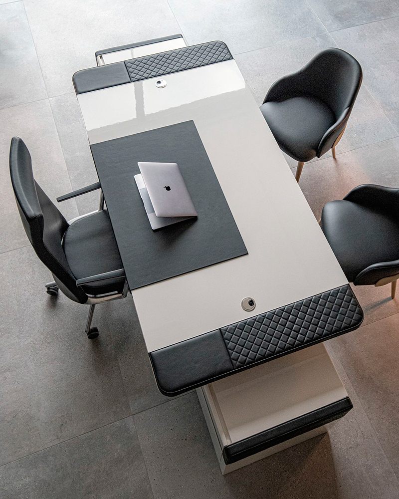 Home office set with the luxurious Master desk and the comfortable Tango chairs upholstered in black leather, designed by Jacobo Ventura for Coleccion Alexandra