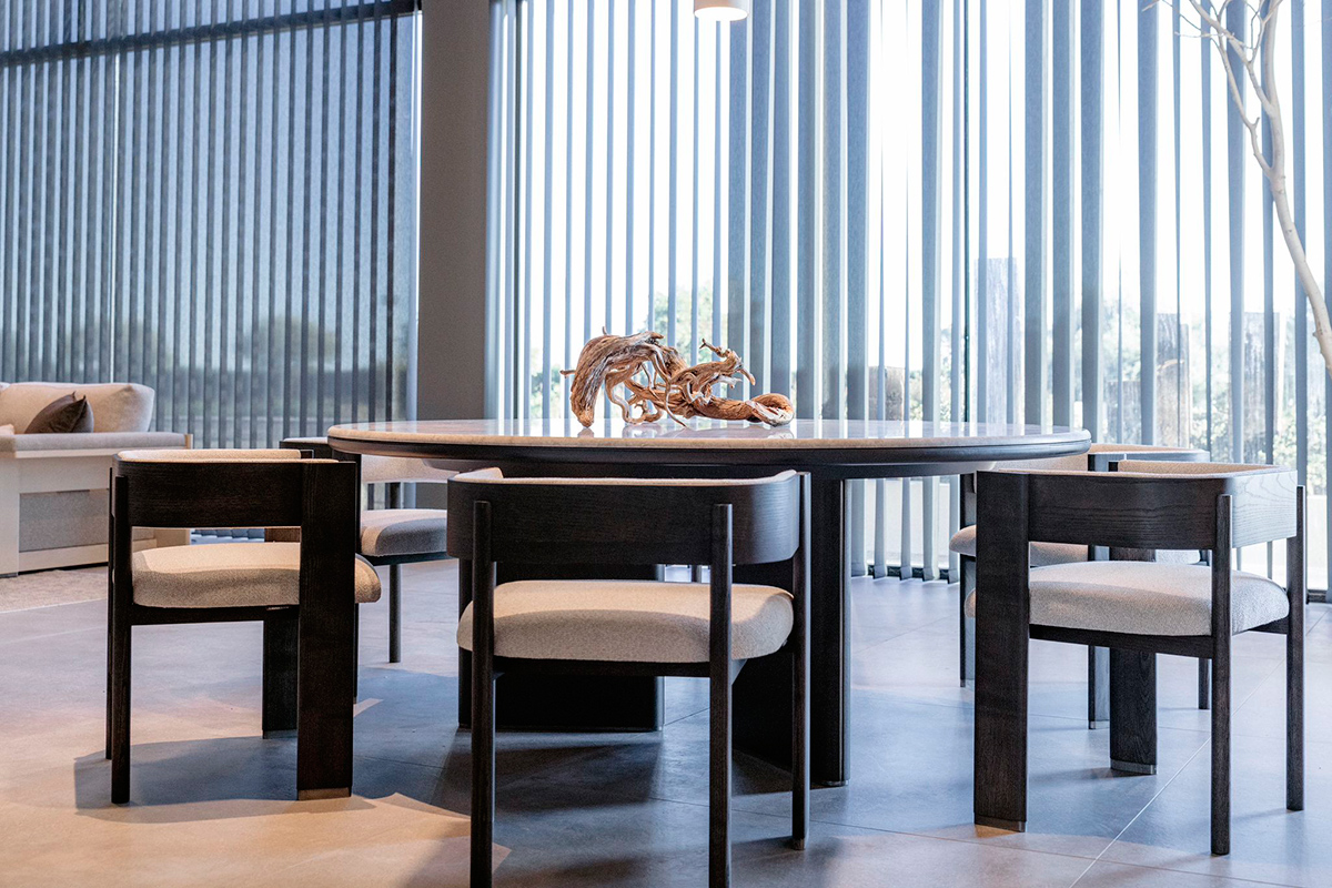 Modern set with round Decorte table in black ash and grey marble, upholstered Jude chairs, designed by Francesc Rifé for the Alexandra Forwards collection.