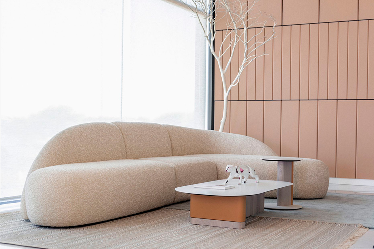 Sala moderna con decoración minimalista: sofá Beluga con chaise longue y mesas centro y auxiliar Native, mobiliario de alta gama con acabados personalizables