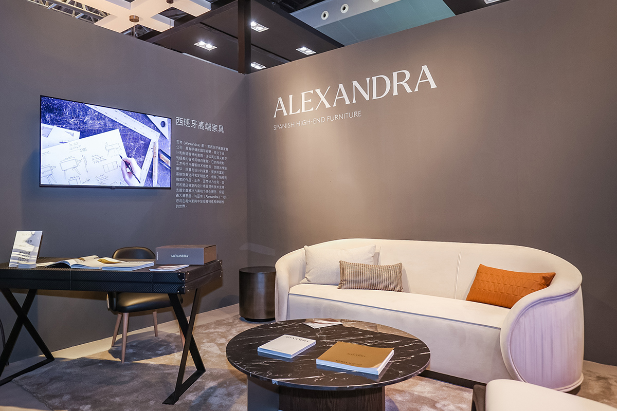 El stand de Colección Alexandra en Design Shanghai decorado con muebles icónicos y bestsellers.