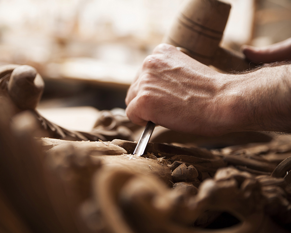 Only master cabinetmakers are capable of carving wood to reveal all its beauty.